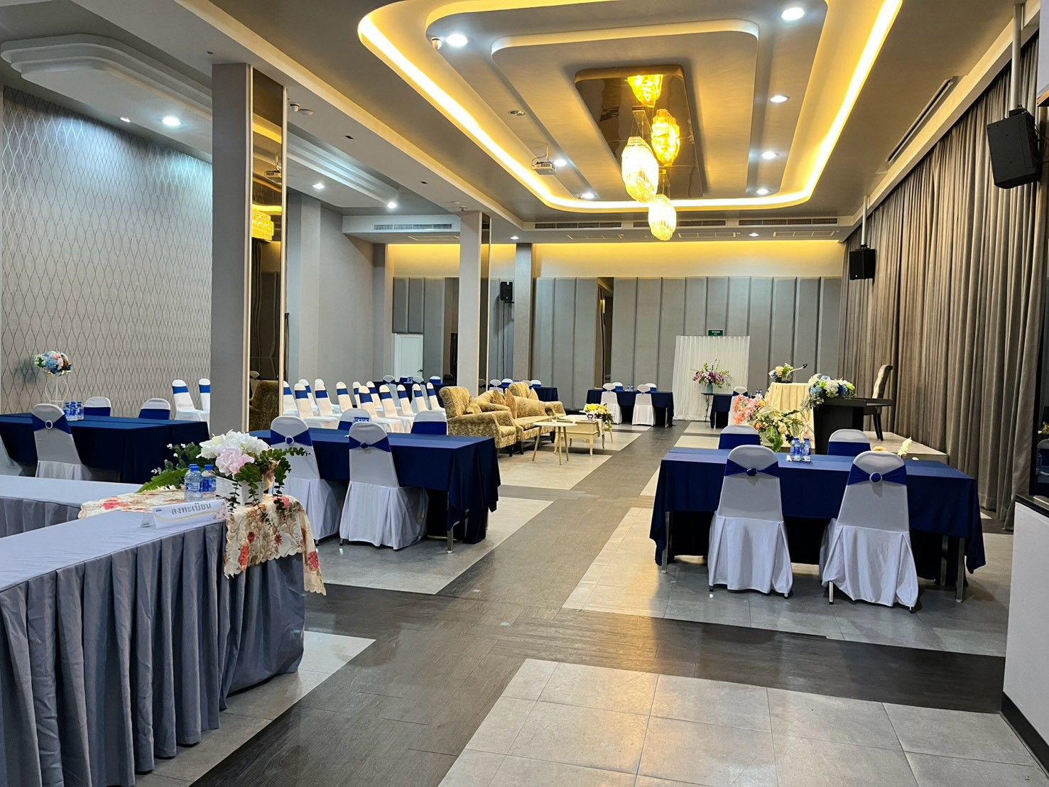 Seminar tables with navy cloths and floral runners in Grand Diamond