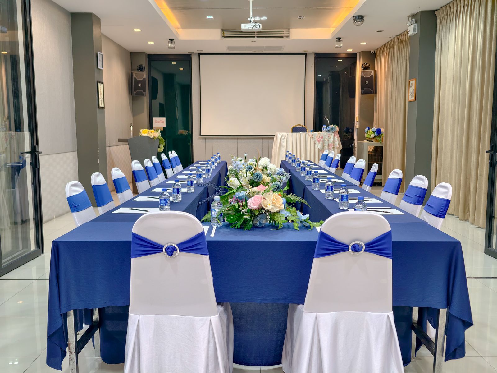 U-shape meeting set-up in Norasing 1 with floral centrepieces