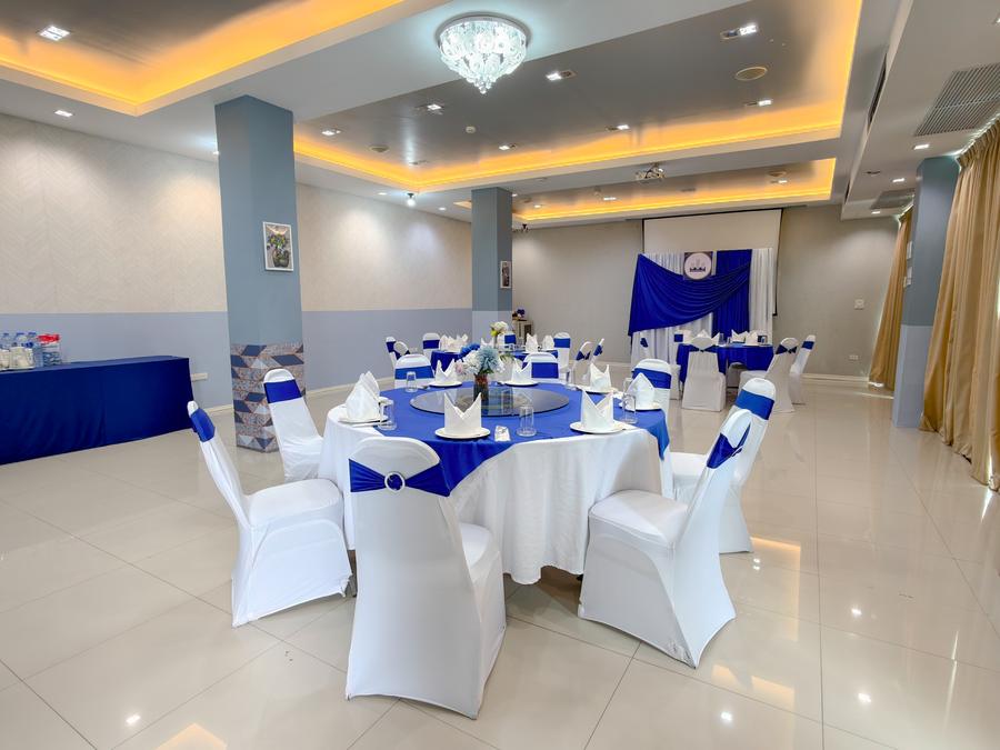 Norasing 2 set with round banquet tables