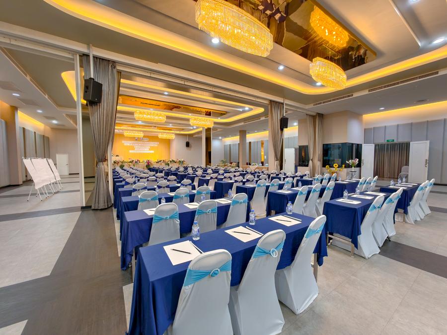 Rows of seminar tables beneath the mirrored gold ceiling