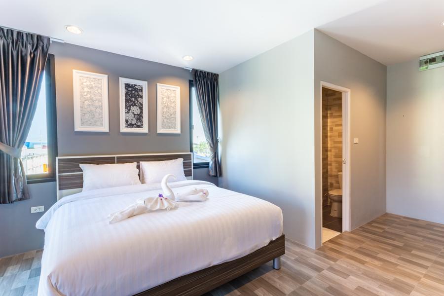 Family Room with a double bed and framed artwork