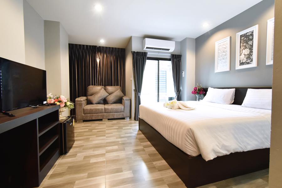 Deluxe room with a double bed, sofa and TV