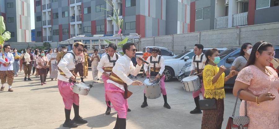 Drummers leading the khan maak procession outside the hotel